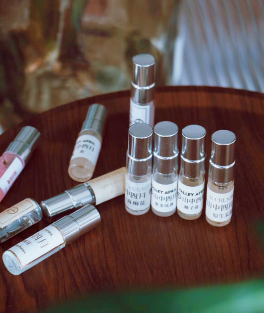 Valley April mini vials on wooden tray — Chinese and English labels, five scents from Yunnan